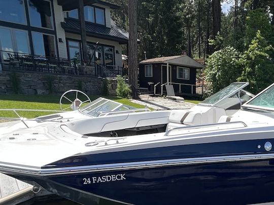 24’ Regal Fasdeck Powerboat for Rental in Somers