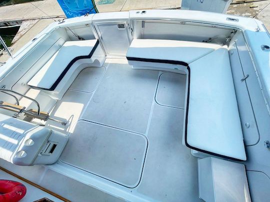 Joli bateau à moteur Uniflite 42 à Puerto Vallarta