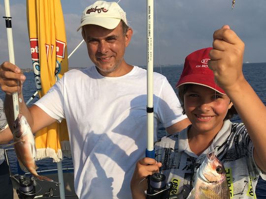 Disfruta de un viaje en barco de pesca en Protaras Agia Napa con el capitán Sócrates