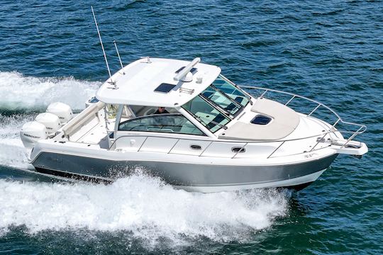 Boston Whaler Conquest de 34' com motor externo triplo de 350 cv