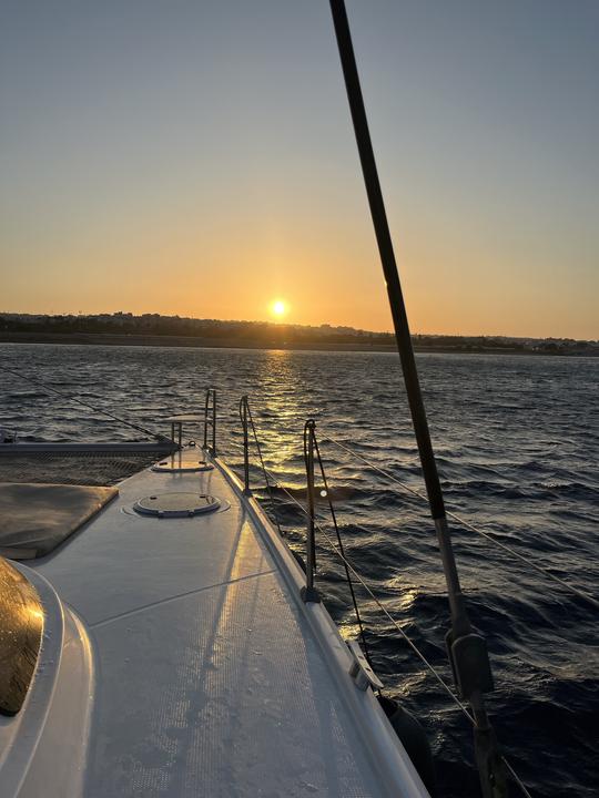 Crucero nocturno privado en catamarán con puesta de sol y bebidas