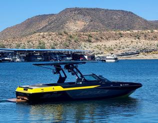 Surfa no Arizona!!! Alugue um barco de surf Supreme com o capitão para um dia incrível!