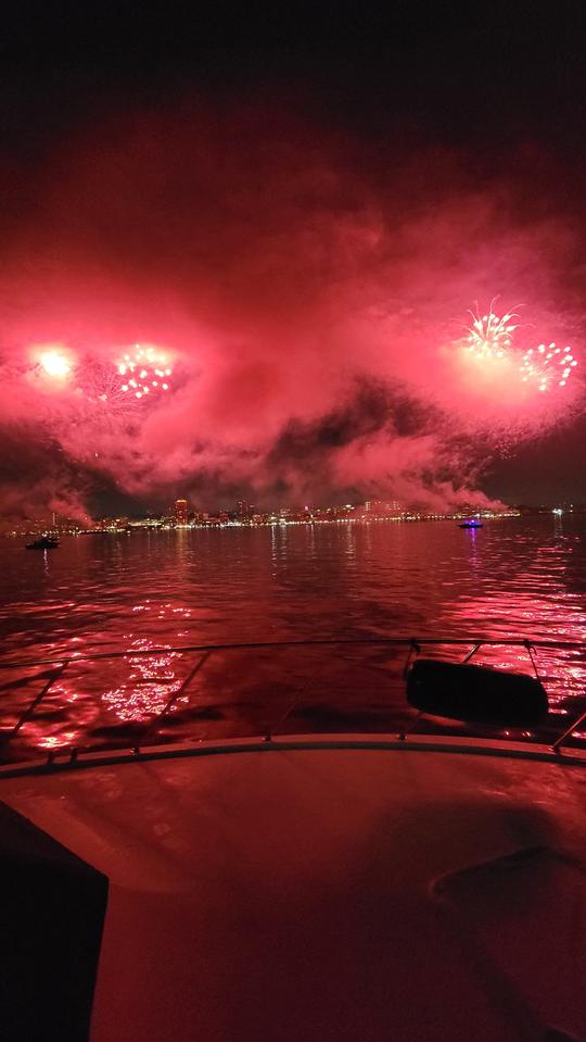 Intimate Motor Yacht Cruising on the Hudson River / New York City!