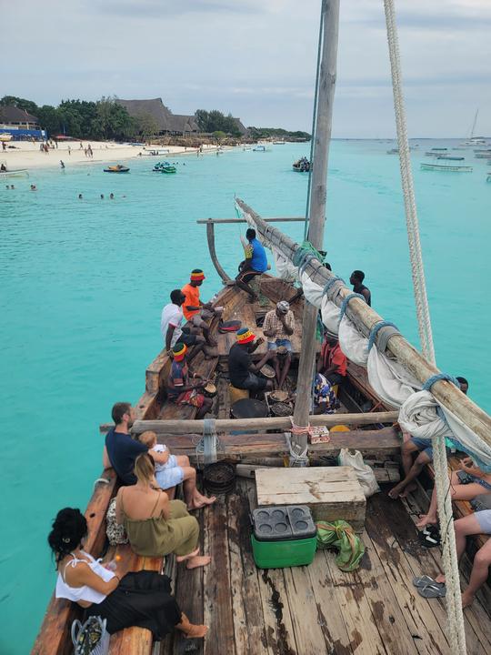 Experimente a beleza da praia de Kendwa e Nungwi com um cruzeiro de barco local ao pôr do sol