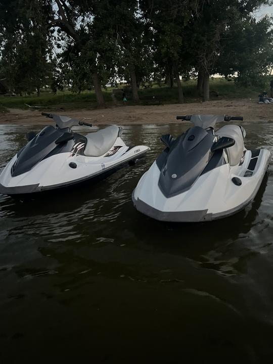 Alquila dos motos acuáticas Yamaha Waverunners 2014 con 6 chalecos salvavidas y 2 bidones de combustible en 24 horas