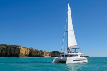 Desde Vilamoura, experiencia de alquiler de catamarán