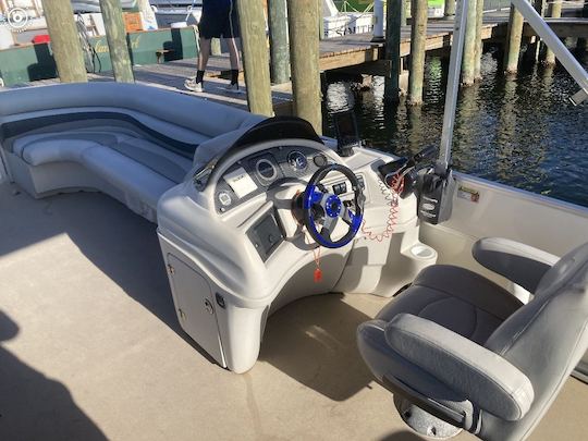 South Bay 24ft Tritoon, Brand new 150HP Suzuki motor! 