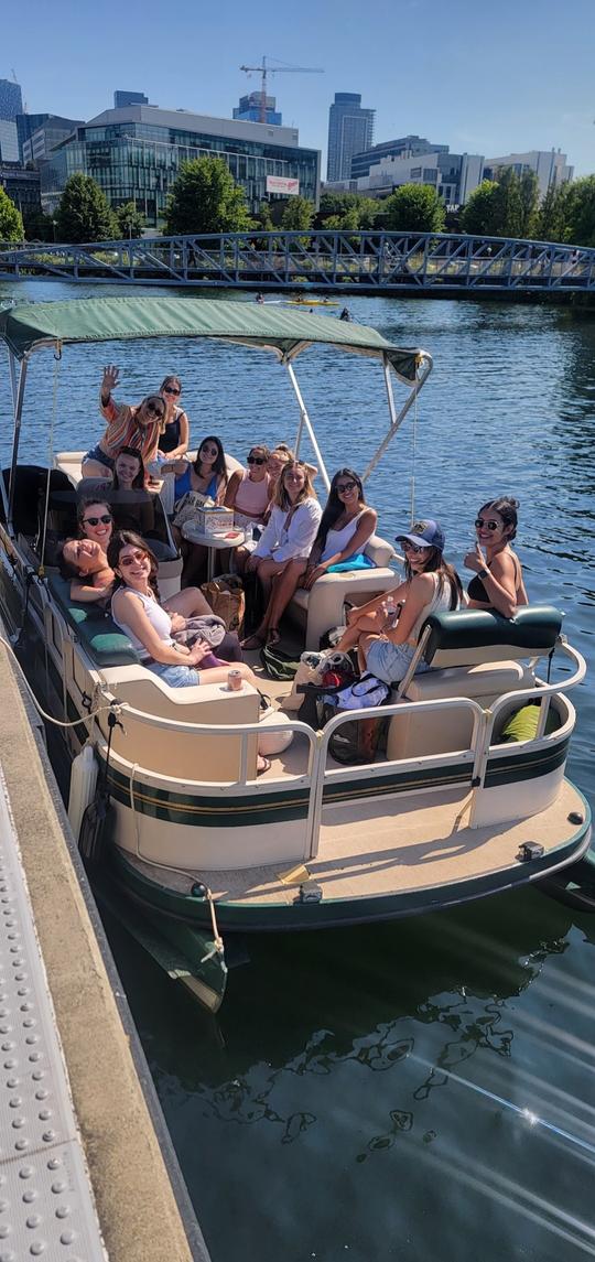 FUN PONTOON BOAT ENJOY CRUISING THE LAKE! 