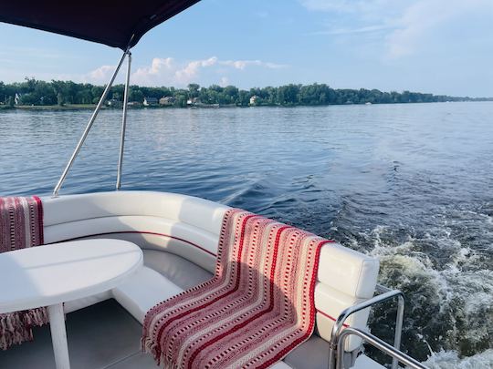 Barco de fiesta para 10 personas y 34 pies en el río Ottawa en Gatineau, Quebec