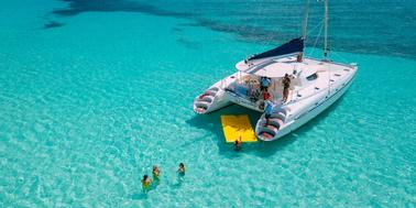 Experiencia de alquiler de catamarán privado de 4 horas con todo incluido en la Riviera Maya