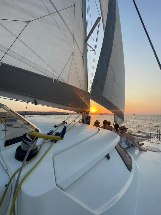 Crucero nocturno privado en catamarán con puesta de sol y bebidas