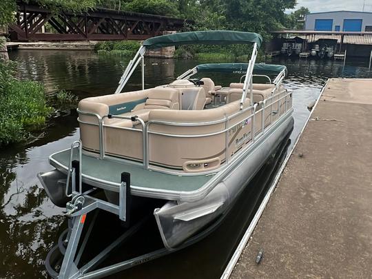 ¡Barco Tritoon para amigos y familiares para 13 personas!