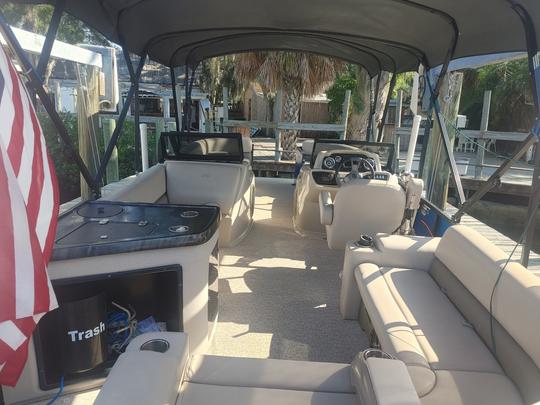 Tritoon 23ft - Catalina 2385 Quad Lounger 150 HP Yamaha (Fuel Included!!)