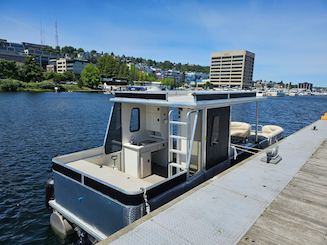 Up to 12 people 33ft party Barge! Super spacious! $200 an hour with 3 hour minim