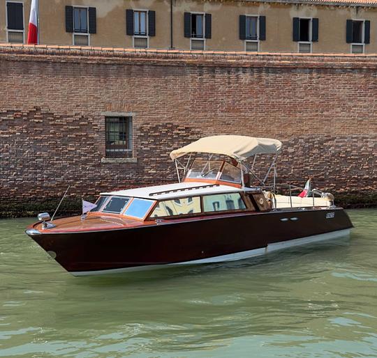 Experiência privada de barco de madeira na lagoa veneziana