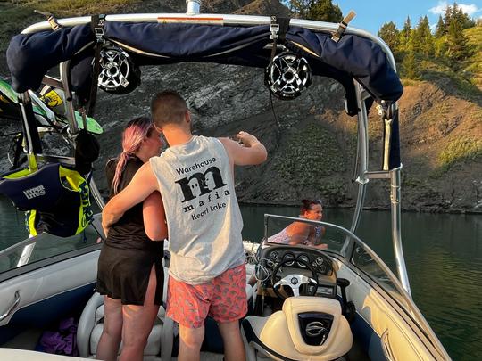 Louez un magnifique bateau de wakeboard avec un skipper pour une journée sur l'eau. 