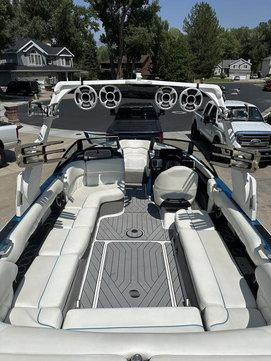 Malibu Wake Boat con capitán (19 personas)