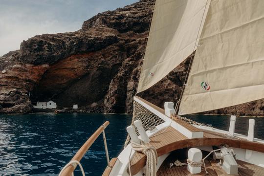 Barco tradicional de madera Kymatia de 50 pies ubicado en Santorini