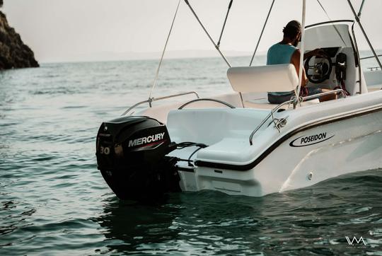 Bateau à moteur Navigator de 30 ch pour des aventures dans les îles Ioniennes