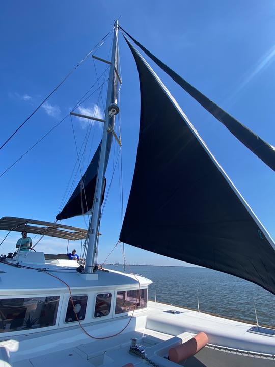 Grande capitão de catamarã treinando na Lagoon 450 de 46 pés!