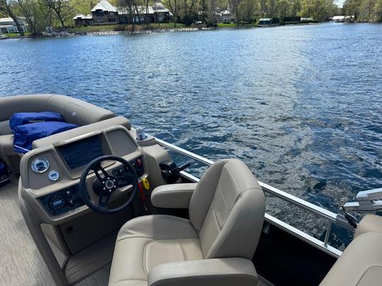 Seulement 75$ de l'heure ! Ponton Starcraft de 24 pieds en semaine sur le lac Minnetonka (M-Th)