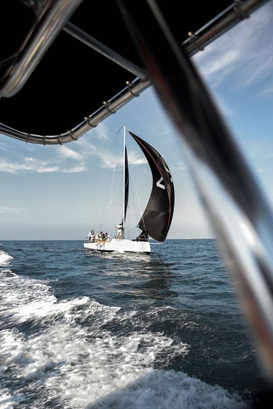 Experiência única de navegação em iates à vela com velas pretas