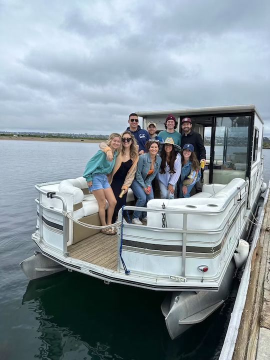 Barco de festa com pontão clássico de 32 pés, com dois andares — brinquedos aquáticos incluídos