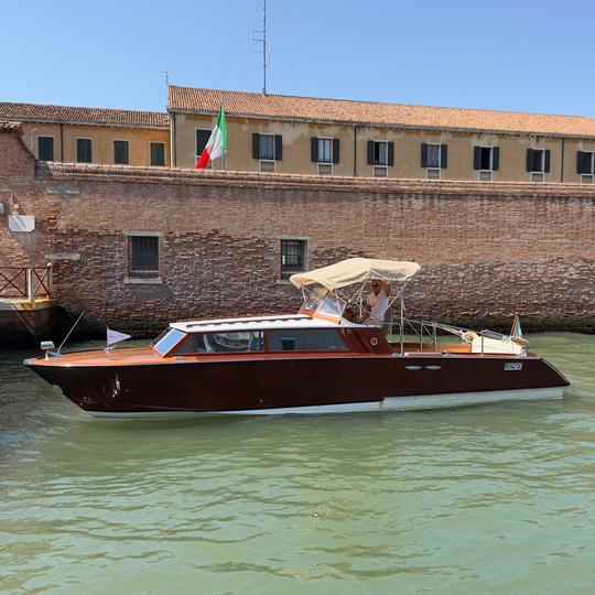 Experiência privada de barco de madeira na lagoa veneziana