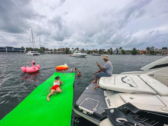 Visita Fort Lauderdale o Haulover Sandbar con el Monterey 328ss Bowrider