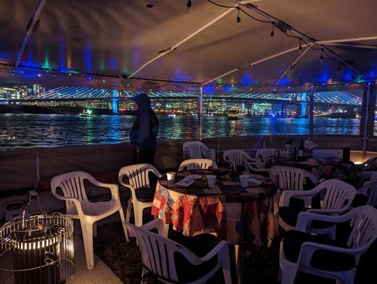 Passeio pelas luzes da cidade e pela ponte a bordo do Classic Fantail Launch em Portland, Oregon