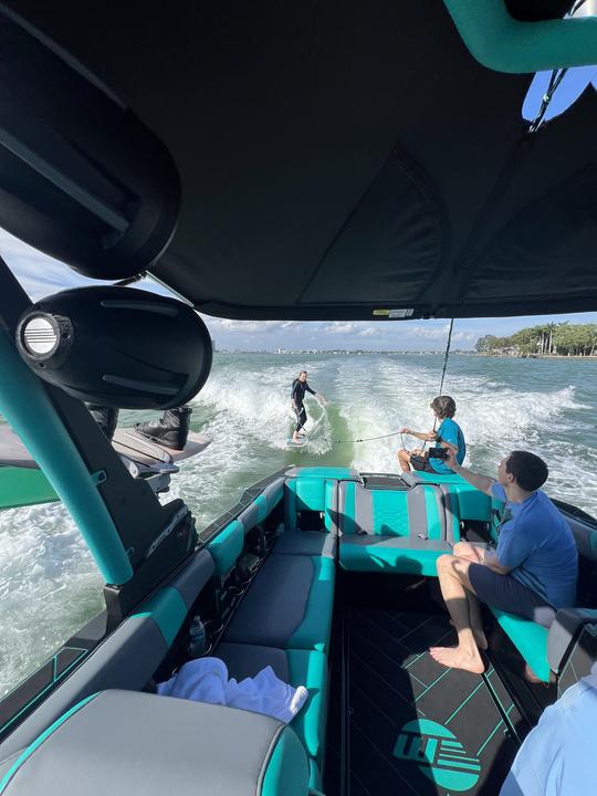 The Miami Wakesurf Experience with Malibu 26LSV Bowrider!