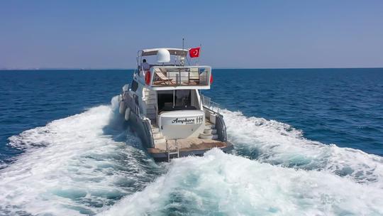 Yate privado a motor con buceo para la costa de Konyaalti en la belek provincia de Antalya