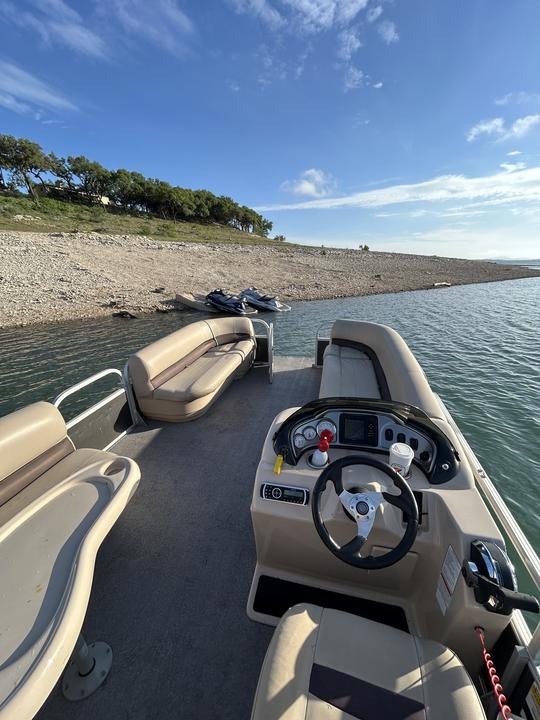 20ft Sun Tracker Party Barge Pontoon at Canyon Lake