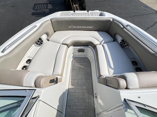 Crownline 235X Cruiser for 10 people