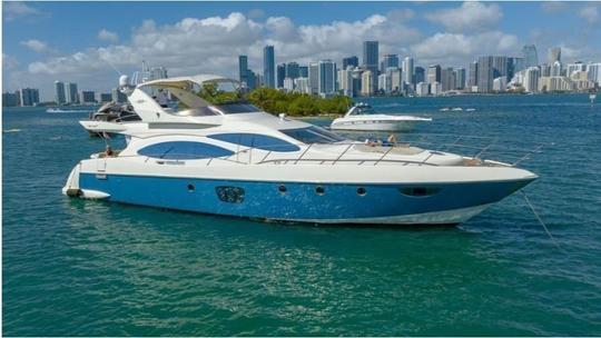 ¡Hermoso yate Azimut de 70 pies con 2 motos de agua incluidas en Miami para hasta 13 huéspedes!