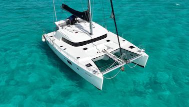 60ft Luxury Catamaran Private Charter / Capacity 70 people