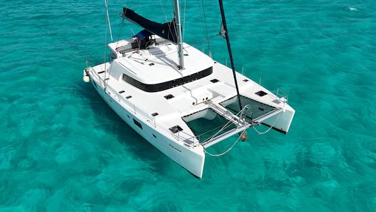 Fretamento privado de catamarã de luxo de 60 pés/capacidade 70 pessoas