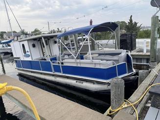 Fun In The Sun with 30ft Sun Tracker Party Cruiser