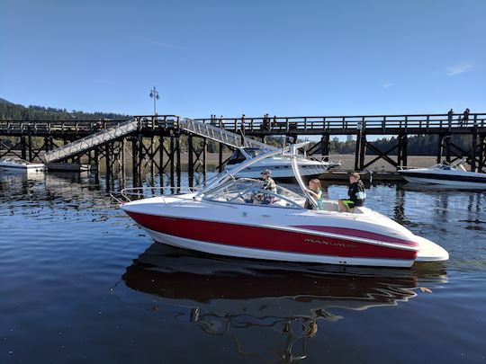 Crucero deportivo de 21 pies con torre de wakeboard