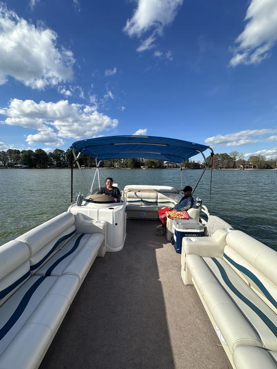 Pontão de cruzeiro Starcraft Stardeck 226 para 8 a 10 passageiros para alugar no Lago Norman!