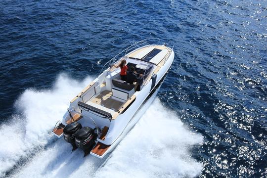 Beneteau Flyer 8.8 com Capitão para explorar pontos turísticos de Dubai 