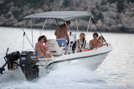 Aluguel confortável de barcos em Milos - sem necessidade de licença, ideal para explorar