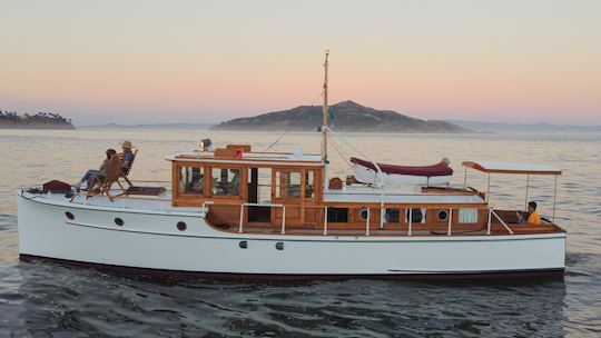 Des aventures chaleureuses et douillettes à bord d'un yacht Sausalito centenaire