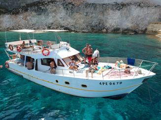 Passeio de barco até Lampedusa com almoço a bordo