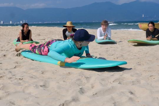 Clase privada de surf en la playa de My Khe