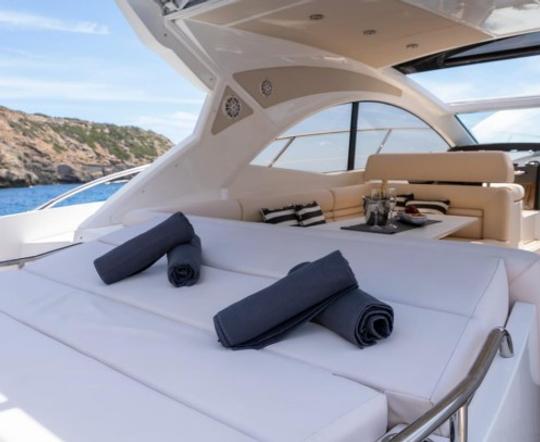 Aluguel de iates a motor de luxo Sunseeker Portofino 48 em Cote d'Azur, França 