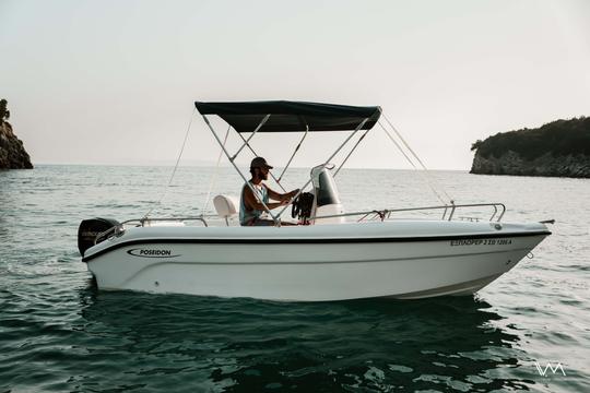 Bateau à moteur Navigator de 30 ch pour des aventures dans les îles Ioniennes