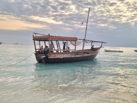 Experimente a beleza da praia de Kendwa e Nungwi com um cruzeiro de barco local ao pôr do sol