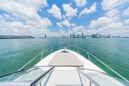 New Luxury Regal Powerboat for Up to 6 People in Miami Beach