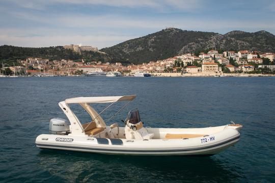 Alquile una lancha motora RIB: PERFECTA para explorar el archipiélago de Hvar